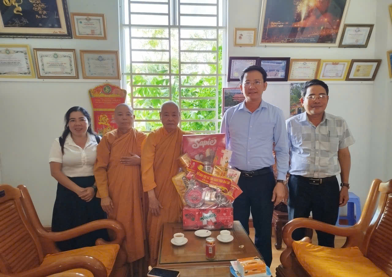Sở Dân tộc và Tôn giáo tỉnh Gia Lai thăm trường hạ tịnh xá Ngọc Trung